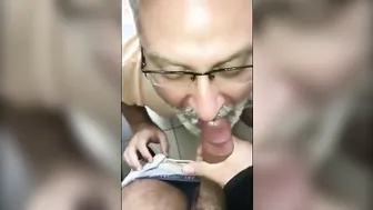 素人ダディ、若い男にフェラして射精