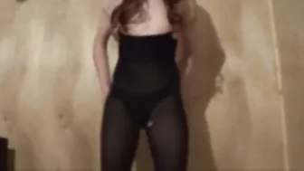 Crossdresser twink em body preto faz strip solo