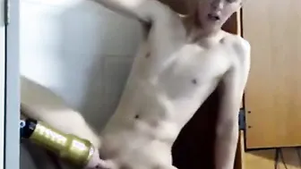 Joven delgado bien dotado se masturba...