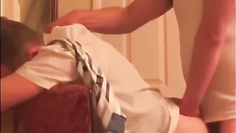 Papai verbal transa um jovem twink em um trio hardcore