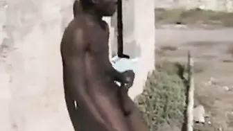 Jovens africanos amadores se masturbam ao ar livre por dinheiro