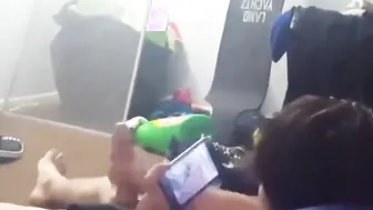 أفضل صديق يتركني أصوره وهو يستمني زبه الكبير