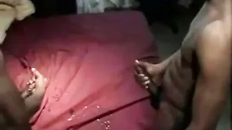 شاب أسود هواة يستمني زبه الكبير حتى القذف