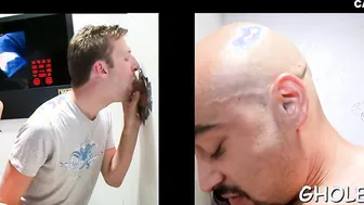 Twink leva chupada no pau no gloryhole