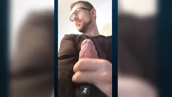 Papá maduro se masturba su polla gruesa en webcam