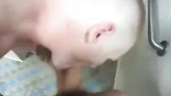 Papá amateur con polla grande recibe una mamada en la ducha pública