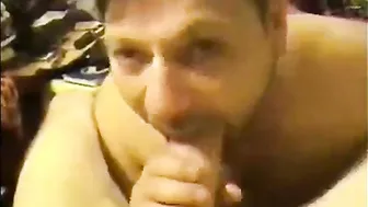 Chico amateur lucha por chupar la gran polla de un daddy