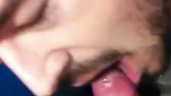 Mamada amateur y tragar semen en baño público