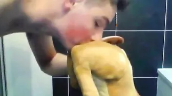 Onze twinks amadores se masturbam com brinquedos e gozam