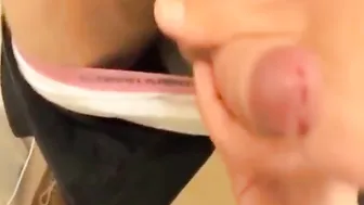 أصدقاء شواذ صغار يلعبون الصراحة أو تحدي ويستمنون معًا على كاميرا الويب