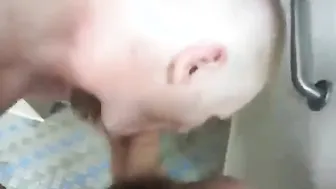 Papais transam no chuveiro público pa...