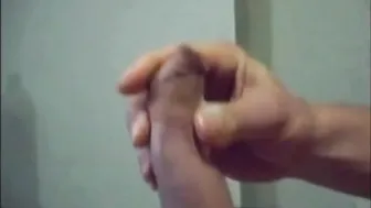 Amadores com paus grandes e não circuncidados se masturbando e gozando