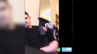 Twink flaco se masturba la polla gran...