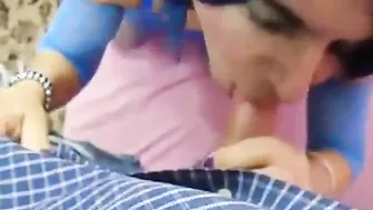 Crossdresser amador faz um boquete profundo numa pica grande