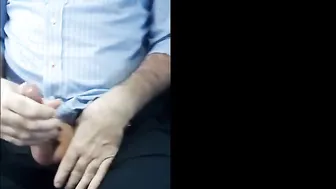 Twink se masturba no ônibus com gozada grande