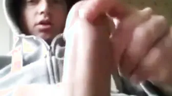 استمناء منفرد لفتى نحيف مع قذف هاوي