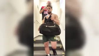 Papai latino musculoso bigvito fode rico na academia em pov