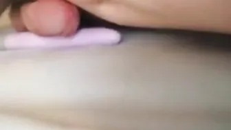Twink esfrega no vibrador até gozar grosso