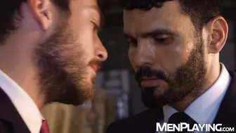 Jean franko fode max adonis de terno e gravata no escritório