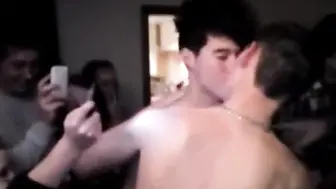 Fiesta bareback amateur de jovencitos con pajas y corridas