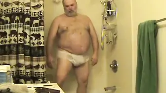 Oso peludo y papi plateado se masturban en la ducha
