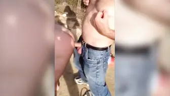 El papi plateado folla a pelo a un joven al aire libre
