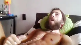 رجل هاوي رياضي يئن أثناء الاستمناء المنفرد