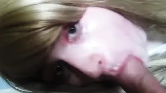Blonde crossdresserin schluckt riesige ladung von älterem mann
