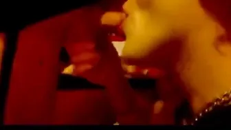 متحول جنسيا هواة جابي يمص الزب ويأخذ لبن على وجهه