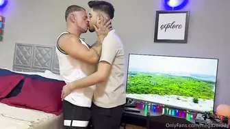 Hunks brésiliens musclés se rencontrent pour une baise anale hardcore