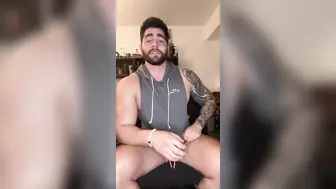 टाइसन अपने बड़े लंड को सोलो वेबकैम शो में हिलाता है