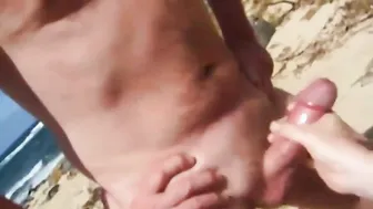 Paja amateur con una gran polla en una playa pública