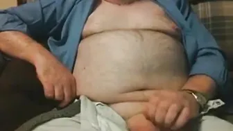 Abuelo oso peludo acariciando su verga