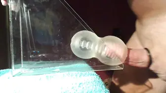 Papai enche seu fleshlight com uma grande gozada