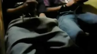 شباب توينكس هواة يستمنون أزبارهم الصغيرة بمفردهم