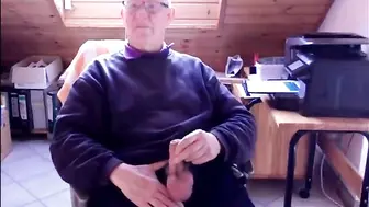 Reifer daddy masturbiert und spritzt eine dicke ladung sperma