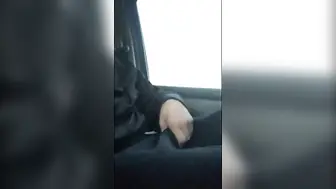 Twink se masturba en un estacionamiento público