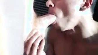 Joven twink chupa a un hombre mayor antes de un polvo anal a pelo