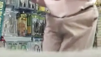शौकिया लड़का शांत बाहरी जगह पर अपना कड़ा लंड हिलाया