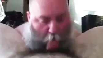 Papai barbudo chupa pau grande em boq...