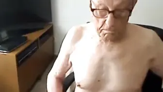Papai prateado em calcinha branca masturba-se na webcam