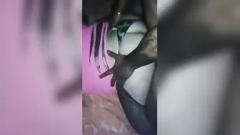 लैटिन क्रॉसड्रेसर ट्विंक शादीशुदा आदमी से ज़ोर-ज़ोर से चुदता है