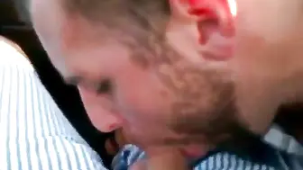 Mamada de polla grande en un coche en un aparcamiento en la azotea