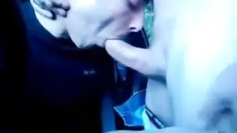 Mamada amateur al aire libre en coche aparcado
