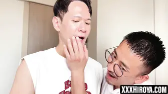 Hiroya besa a su estudiante y le chupa la gran polla dura antes de ...