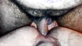 Oso latino recibe polla cruda en el fondo de su culo peludo hasta c...