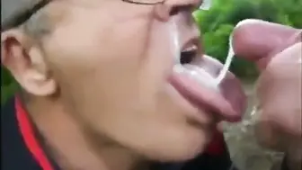 Papá barbudo recibe mamada al aire libre de compañero ansioso