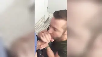 肌肉型业余男在公共厕所口交
