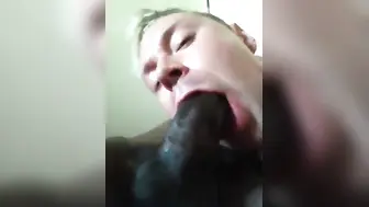 Chico blanco amateur chupa gran polla negra