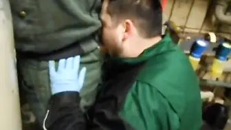 Twink tatuado faz boquete amador durante o intervalo do trabalho